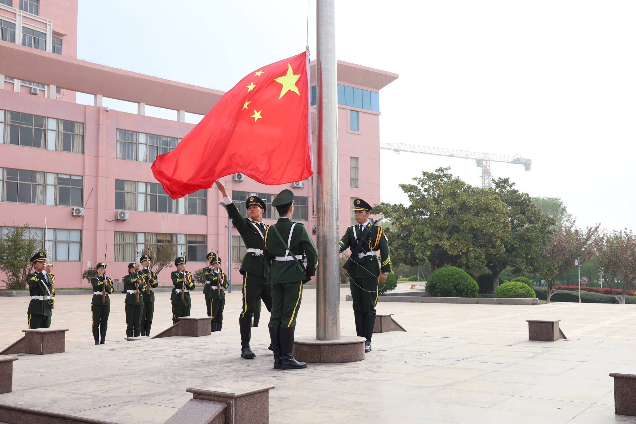 资源与环境系举行“珍爱地球 人与自然和谐共生”主题升国旗仪式